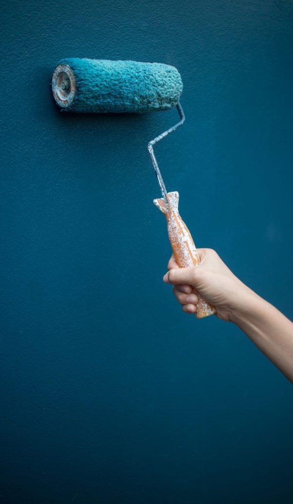 rulo pintando pared